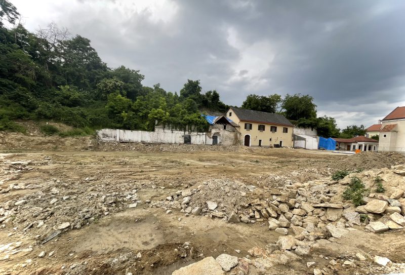 Baugrube mit historischem Kellerhaus